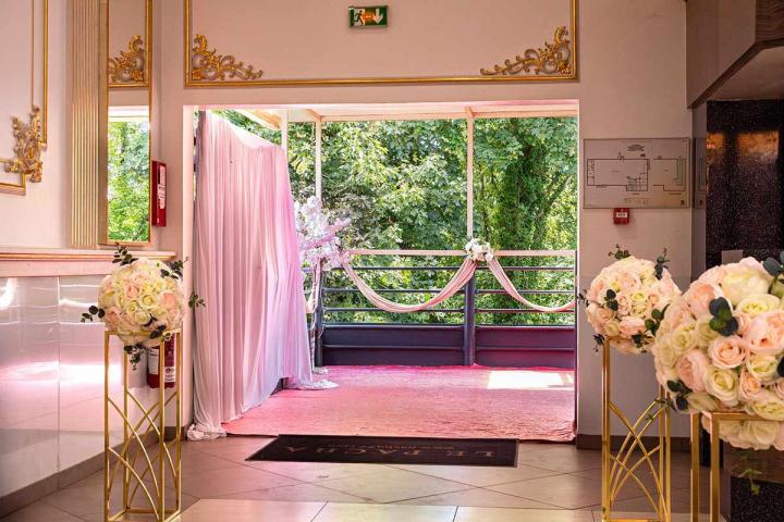 Nous mettons en location une salle de mariage.